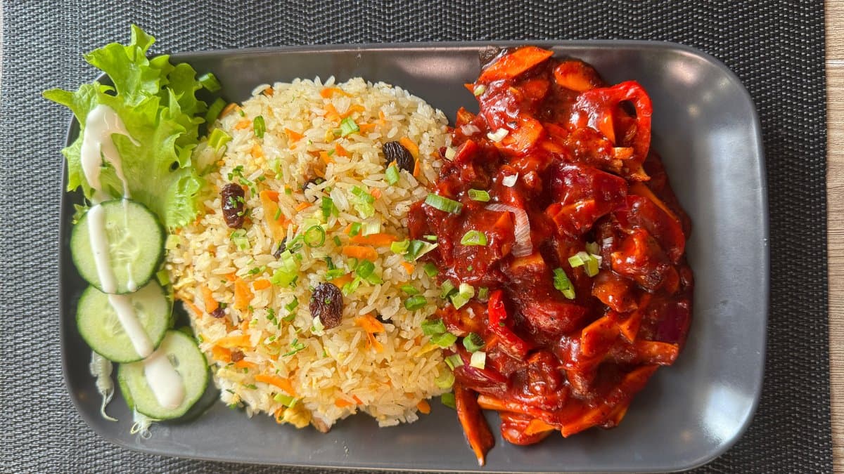 Sri lankalaiset riisiannokset Dewon Fried Chickenissa